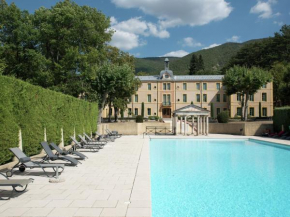 A beautiful 2 persons studio in a chateau with swimming pool